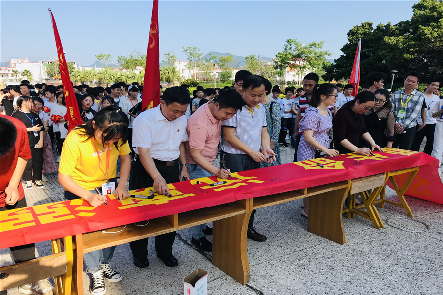 院团委与第二党支部联合组织开?“珍爱生命，远离溺水”倡议签名活动